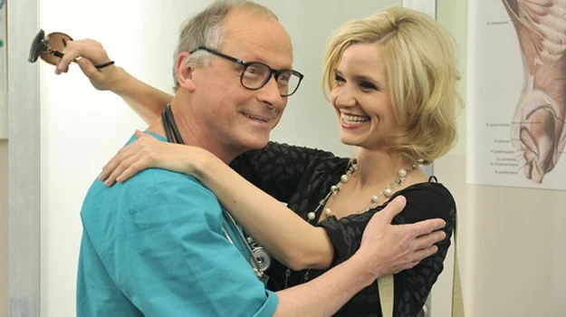 Paweł Wawrzecki i Joanna Koroniewska w serialu "Daleko od noszy" / fot. Baranowski Paweł Wawrzecki i Joanna Koroniewska w serialu "Daleko od noszy" / fot. Baranowski