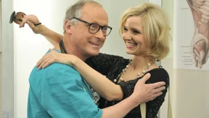 Paweł Wawrzecki i Joanna Koroniewska w serialu "Daleko od noszy" / fot. Baranowski