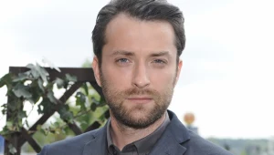 Filip Bobek na planie swojego nowego serialu - "Prosto w serce" / fot. Andras Szilagyi