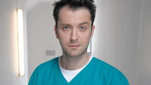 Filip Bobek na planie serialu "Hotel 52"