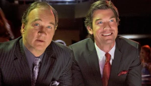 James Belushi i Jerry O'Connell w scenie z serialu "Obrońcy"