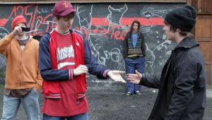 Norbert (Filip Bochenek) opłaca znajomych, aby go pobili / fot. Krzysztof Wiktor / TVP, Profilm, TFT