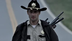 Andrew Lincoln w scenie z serialu "The Walking Dead"