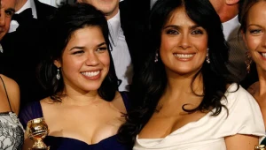 Salma Hayek (P) z odtwórczynią roli "Brzyduli Betty" - Americą Ferrerą (L) - fot. Kevin Winter