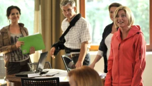 Edyta Olszówka na planie "Samego życia". Scenariusz znajduje się w zielonej teczce?