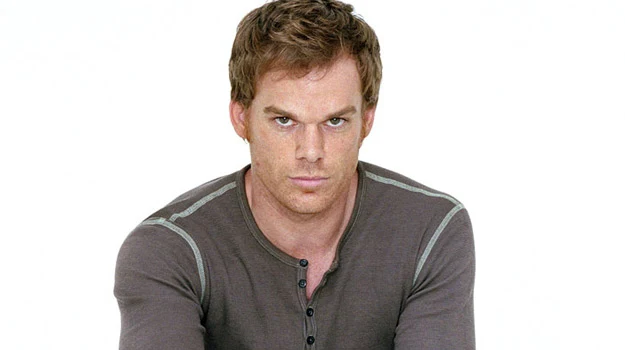 W tytułową rolę w serialu wciela się Michael C. Hall W tytułową rolę w serialu wciela się Michael C. Hall