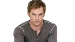 W tytułową rolę w serialu wciela się Michael C. Hall