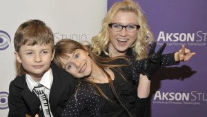 Karolina Piechota z serialowymi dziećmi: Natalią Keber i Jakubem Jankiewiczem