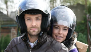 Filip Bobek i Anna Mucha na planie serialu "Prosto w serce" / fot. Paweł Wrzecion