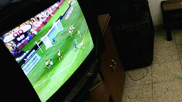 Przeciętny Polak dziennie ogląda tyle telewizji, ile trwają dwa mecze piłkarskie - fot. W. Khuzaie Przeciętny Polak dziennie ogląda tyle telewizji, ile trwają dwa mecze piłkarskie - fot. W. Khuzaie