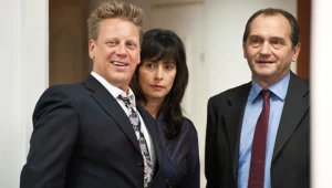 Jerzy (Wojciech Wysocki) musi odseparować Burzyńskiego (Jan Jankowski) od swojej rodziny