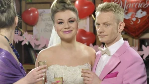 Bartosz Żukowski powrócił do serialu i to od razu na ślub swego bohatera