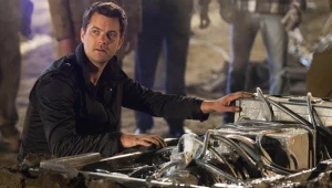 Joshua Jackson w scenie z serialu "Fringe: Na granicy światów"
