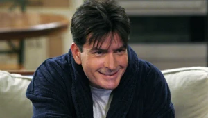 Charlie Sheen w scenie z serialu "Dwóch i pół"