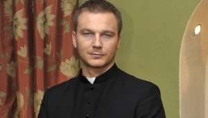 Krystian Wieczorek w scenie z serialu "Plebania" / fot. Gałązka