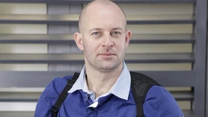 Szymon Bobrowski na planie serialu "Instynkt" / fot. Podsiebierska