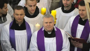 Czy swoim kazaniem proboszcz Antoni (Włodzimierz Matuszak) trafi do wiernych? / fot. Gałązka