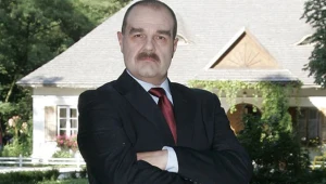 Głównym objawem choroby byłego wójta (Cezary Żak) będą omdlenia / fot. Engelbrecht