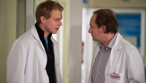 Kamil (Kazimierz Mazur) marzy, by uczyć się zawodu od doktora Ostrowskiego (Marek Kalita)