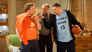 Kasprzykowski, Lamża i Tede na planie serialu "Wszyscy kochają Romana"