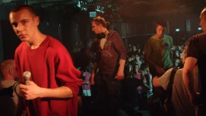 W postać zmarłego samobójczą śmiercią lidera Paktofoniki - Magika - wciela się Maciej Kowalczyk