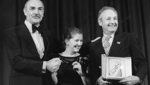 Sean Connery (L) gratuluje Andrzejowi Wajdzie (P) Złotej Palmy. W środku - Krystyna Zachwatowicz