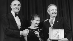 Andrzej Wajda ze Złotą Palmą w Cannes (obok Sean Connery i żona reżysera Krystyna Zachwatowicz)