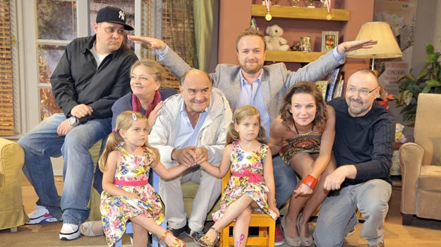 Bartek vel Roman ze swoja serialową rodzinką Bartek vel Roman ze swoja serialową rodzinką