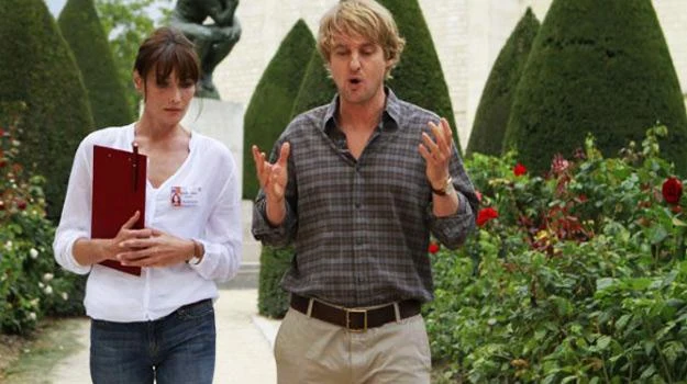 Carla Bruni i Owen Wilson w filmie "O północy w Paryżu" Carla Bruni i Owen Wilson w filmie "O północy w Paryżu"