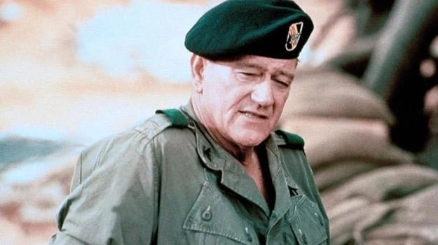 John Wayne w filmie "Zielone berety" z 1968 roku John Wayne w filmie "Zielone berety" z 1968 roku