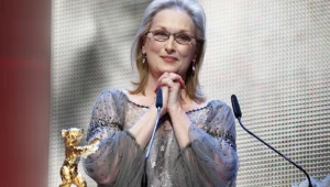 Wyraźnie poruszona Meryl Streep, tuż po odebraniu honorowego Złotego Niedźwiedzia/fot. Andreas Rentz