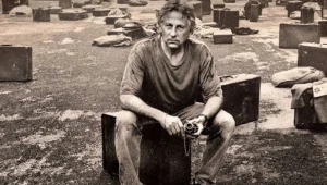 Roman Polański spogląda z plakatu promującego opowiadający o nim film