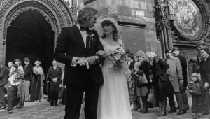 "Etiudy małżeńskie" to telewizyjny cykl, w którym reżyserka towarzyszy wybranym parom.