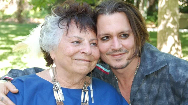 LaDonna Harris przyjęła do rodziny Komanczów Johnny'ego Deppa LaDonna Harris przyjęła do rodziny Komanczów Johnny'ego Deppa