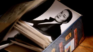 Kadr z filmu "Wiera Gran" ze zdjęciem przedstawiającym bohaterkę dokumentu Marii Zmarz-Koczanowicz