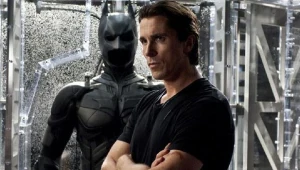 Christian Bale w scenie z filmu "Mroczny Rycerz powstaje"