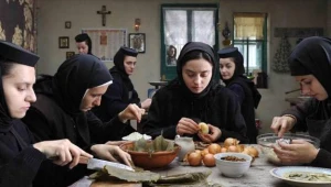 Kadr z filmu "Za wzgórzami" Cristiana Mungiu