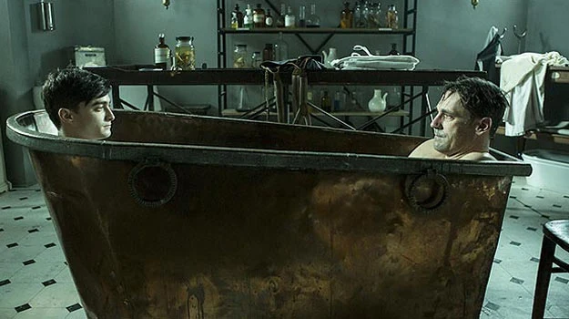 Wspólna kąpiel Daniela Radcliffe'a i Jona Hamma. Wspólna kąpiel Daniela Radcliffe'a i Jona Hamma.