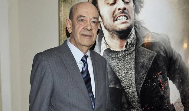 Antoni Krauze przed plakatem swego filmu "Czarny czwartek. Janek Wiśniewski padł" Antoni Krauze przed plakatem swego filmu "Czarny czwartek. Janek Wiśniewski padł"