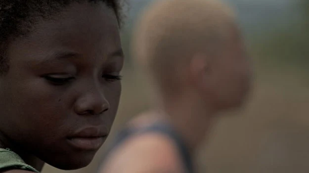 Rachel Mwanza w scenie z filmu "Wiedźma wojny". Rachel Mwanza w scenie z filmu "Wiedźma wojny".