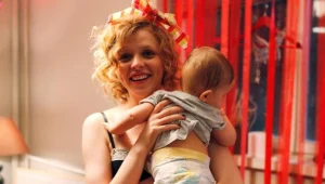 Magdalena Berus w scenie z filmu "Bejbi blues"