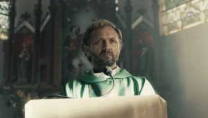 Andrzej Chyra w scenie z filmu "W imię..."