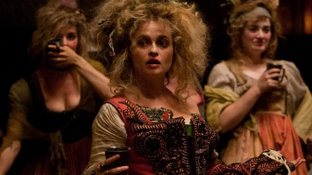 Helena Bonham Carter w scenie z filmu "Les Misérables: Nędznicy" Helena Bonham Carter w scenie z filmu "Les Misérables: Nędznicy"