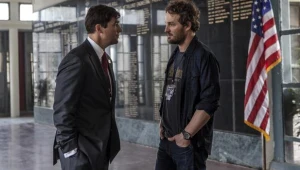 Kyle Chandler i Jason Clarke w scenie z filmu "Wróg numer jeden"