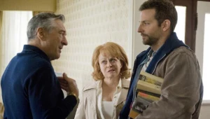 You talkin' to me? Robert De Niro, Jacki Weaver i Bradley Cooper w scenie z filmu Davida O. Russella