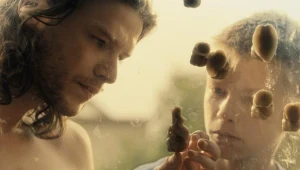 Mateusz Kościukiewicz w scenie z filmu "W imię..."