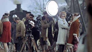 "Wszystko na sprzedaż" było oryginalnym hołdem dla "wielkiego nieobecnego" - Zbigniewa Cybulskiego .