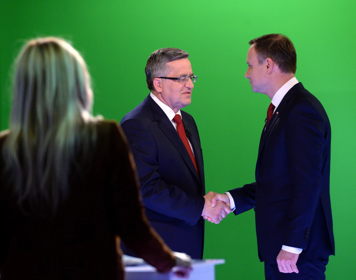 Na początku kandydaci przyjaźnie uścisnęli sobie dłonie