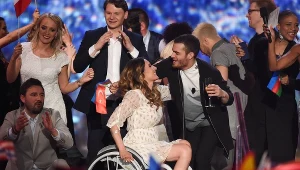 Monika Kuszyńska i Elnur Huseynov z Azerbejdżanu cieszą się z awansu do finału do Eurowizji