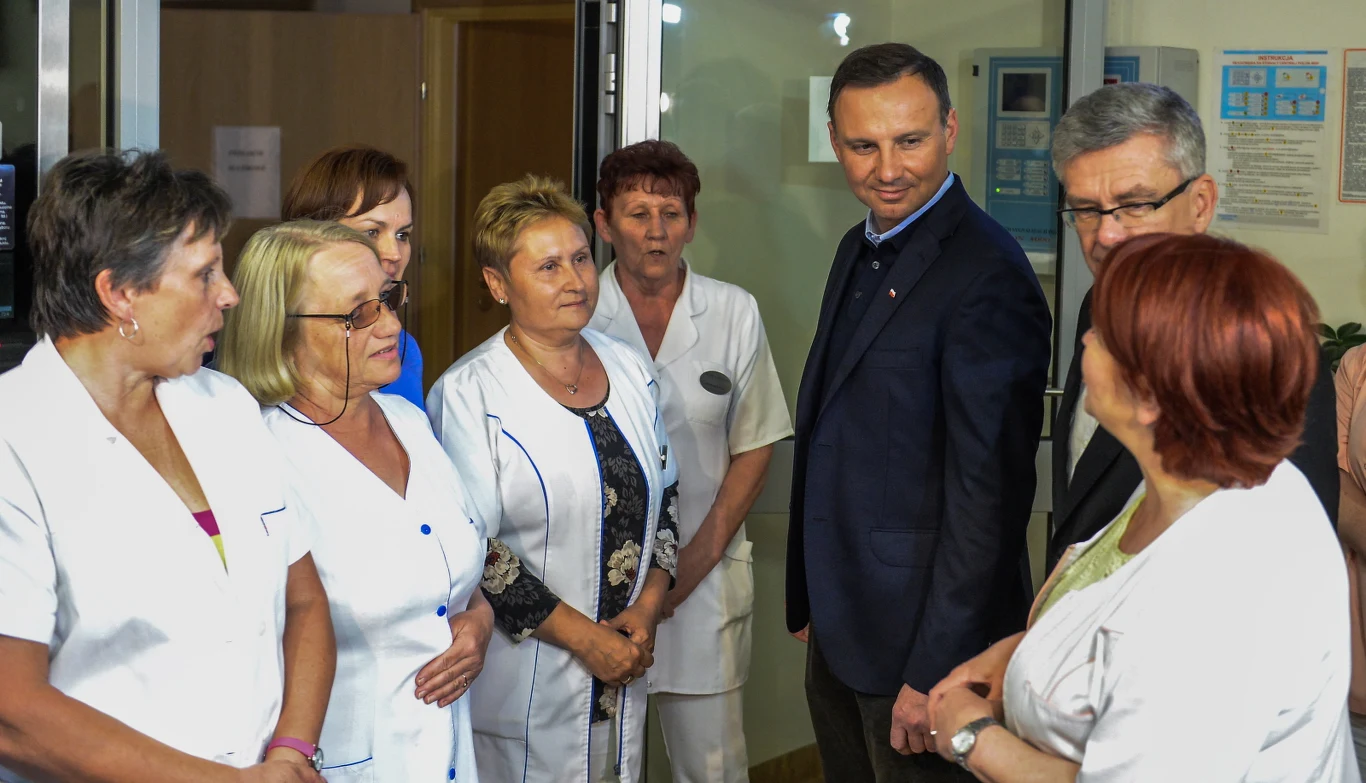  Kandydat PiS na prezydenta Andrzej Duda (3P) podczas spotkania z cyklu "Polska 24 godziny na dobę" z pielęgniarkami ze szpitala w Nowym Mieście nad Pilicą